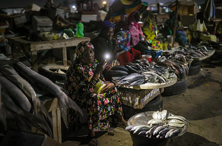 Senegal'de ekmeğini denizden çıkaranlar; geleneksel balıkçılar